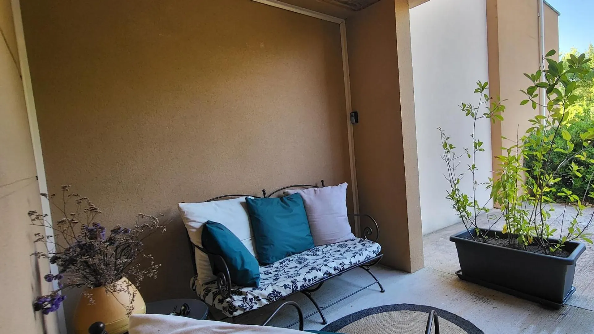 Cote Golf, Bel Appartement Rdc Avec Terrasses Dans Golf, Piscine, Tennis, A 5Mn De L'Isle Sur La Sorgue Saumane-de-Vaucluse 0*,  Frankrig