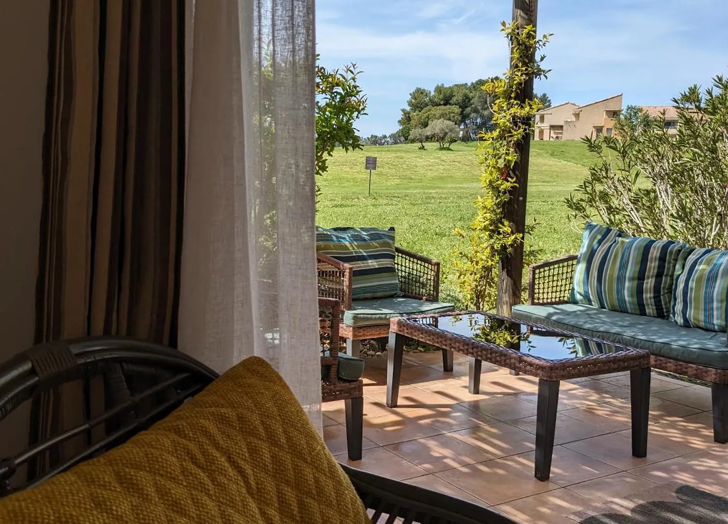 Cote Golf, Bel Appartement Rdc Avec Terrasses Dans Golf, Piscine, Tennis, A 5Mn De L'Isle Sur La Sorgue Saumane-de-Vaucluse 0*,  Frankrig